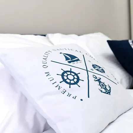 Blue 8 Apartment *