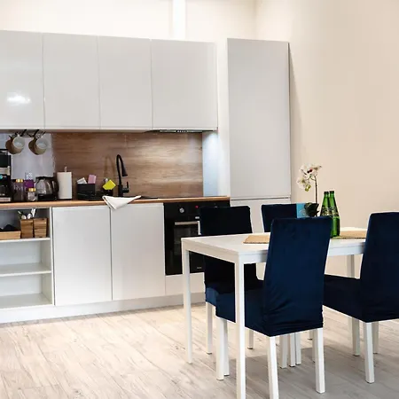 Blue 8 Apartment *
